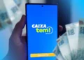 "Imagem do aplicativo Caixa Tem aberto em um smartphone, ilustrando o processo ágil e prático para acessar serviços financeiros."