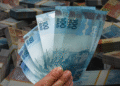 Notas de 100 reais representando o pagamento do 13º salário, a ser pago em 1º de julho.
