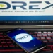 "Imagem de um celular exibindo o aplicativo DREX, com logo do Banco Central do Brasil ao fundo"