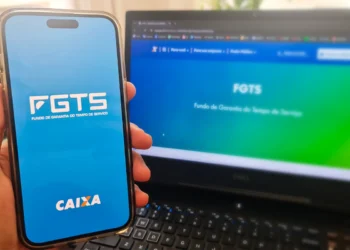 "Tela do aplicativo FGTS no celular com a logo da Caixa, mostrando o acesso ao Fundo de Garantia do Tempo de Serviço."