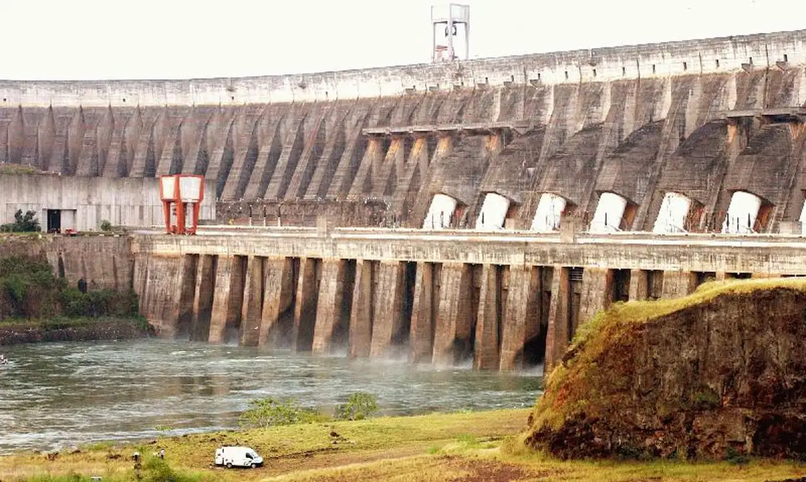 "Imagem de uma hidrelétrica representando a contratação compulsória de pequenas centrais hidrelétricas"