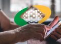 Idosa usa celular para acessar serviços digitais do INSS