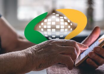 Idosa usa celular para acessar serviços digitais do INSS