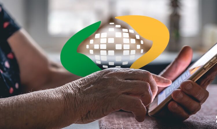 Idosa usa celular para acessar serviços digitais do INSS