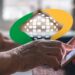 Idosa usa celular para acessar serviços digitais do INSS