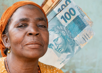 Mulher idosa com notas de real ao fundo representando aposentadoria por tempo de contribuição