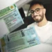 "Pessoa sorrindo dentro de um carro, segurando a Carteira Nacional de Habilitação (CNH)."