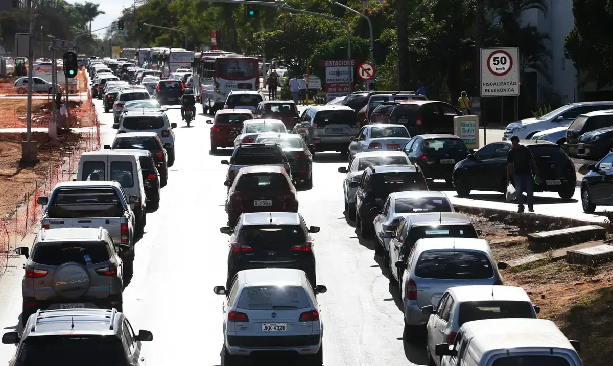 Trânsito intenso na cidade, representando o contexto de carros que podem se beneficiar da isenção de IPVA para PCD em 2025.