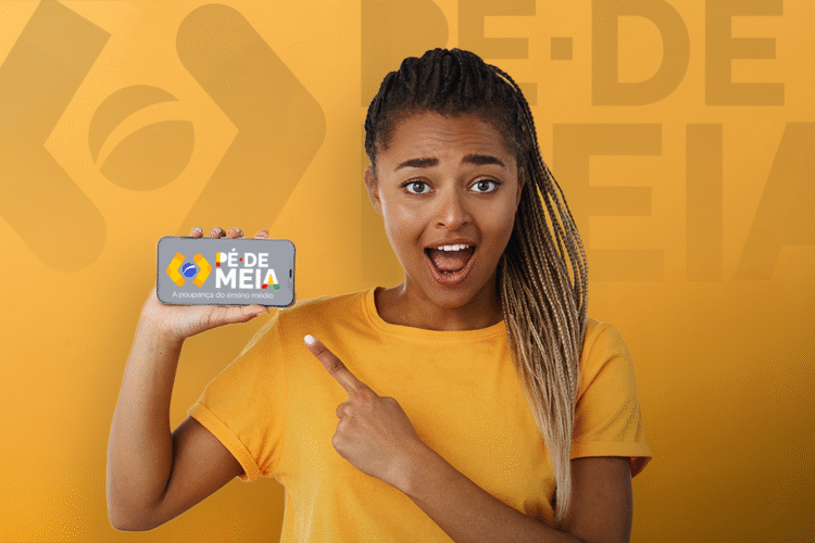Imagem de uma jovem mostrando celular com o logo do Pé-de-Meia