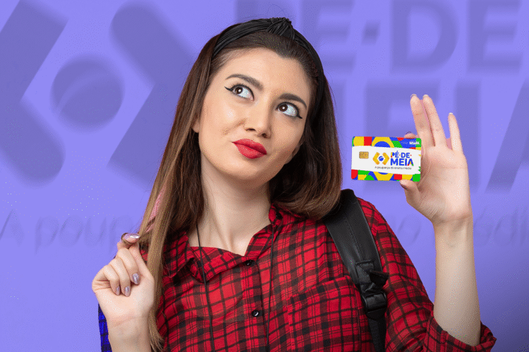 Estudante segura cartão do programa Pé-de-Meia com expressão curiosa