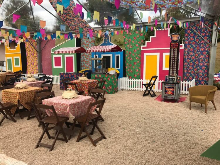 Decoração colorida e mesas para festas de São João