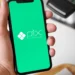 Imagem mostrando tela de smartphone com o logotipo do Pix, sistema de pagamento instantâneo do Brasil, com fundo verde.
