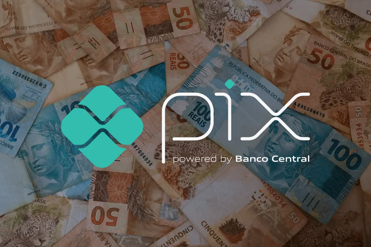 Imagem ilustrativa do PIX parcelado, com cédulas brasileiras de 50 e 100 reais ao fundo e o logotipo do PIX.