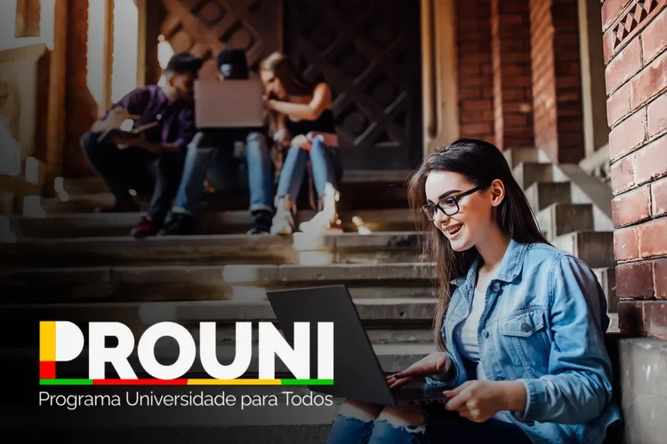 Estudante sorridente usando laptop nas escadas, ilustrando a novidade para prounistas sobre a possibilidade de acumular mais de um auxílio financeiro.