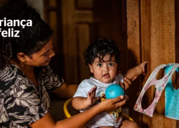 Mulher interagindo com criança pequena, mostrando a importância do Programa Criança Feliz no desenvolvimento infantil.