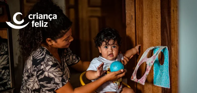 Mulher interagindo com criança pequena, mostrando a importância do Programa Criança Feliz no desenvolvimento infantil.