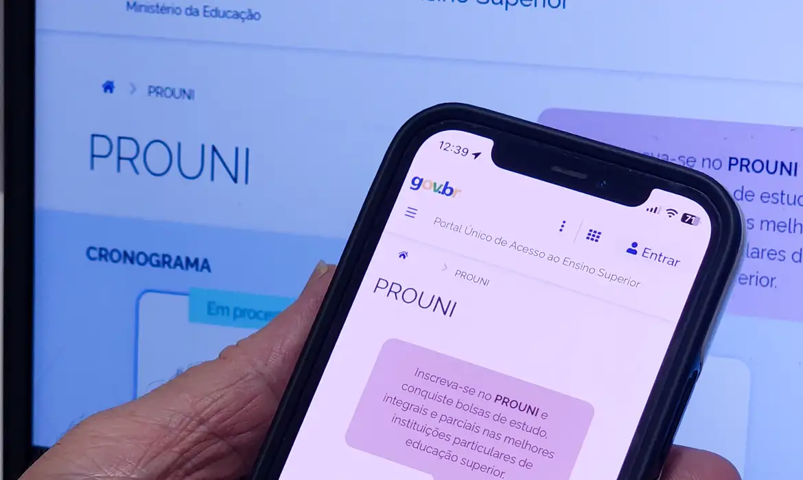 Tela do celular exibindo o site do Prouni com informações sobre bolsas de estudo