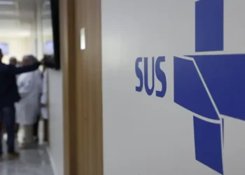Imagem de uma parede com o logo do SUS, simbolizando o anúncio de atendimento do SUS na rede privada.