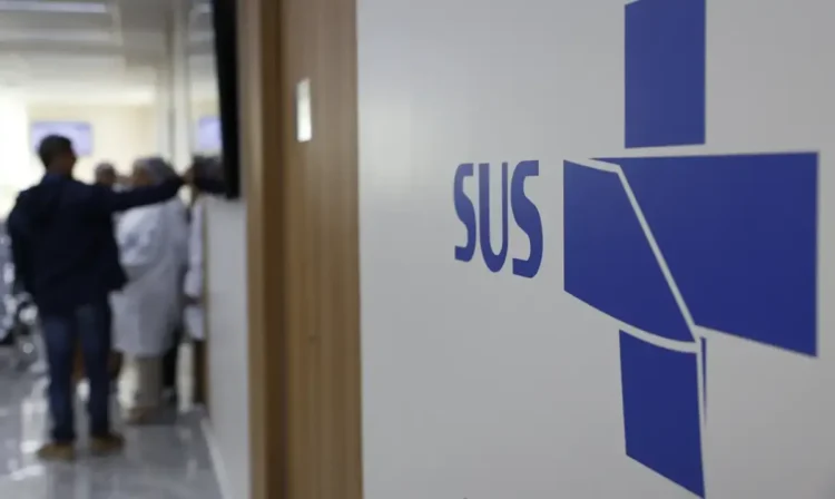 Imagem de uma parede com o logo do SUS, simbolizando o anúncio de atendimento do SUS na rede privada.