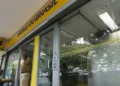 Fachada de agência bancária representando agilidade, sustentabilidade e segurança nos serviços.
