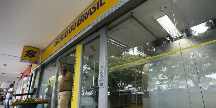 Fachada de agência bancária representando agilidade, sustentabilidade e segurança nos serviços.