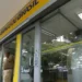 Fachada de agência bancária representando agilidade, sustentabilidade e segurança nos serviços.