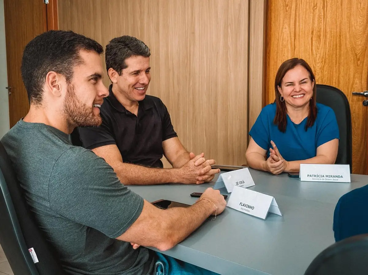 Prefeito e equipe assinam contrato para construção de 500 moradias no programa Minha Casa, Minha Vida.