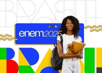 Jovem estudante sorridente segurando cadernos com mochila, representando o prazo para solicitar atendimento especializado no Enem 2025