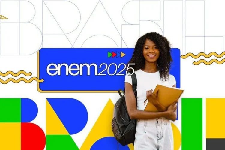 Jovem estudante sorridente segurando cadernos com mochila, representando o prazo para solicitar atendimento especializado no Enem 2025