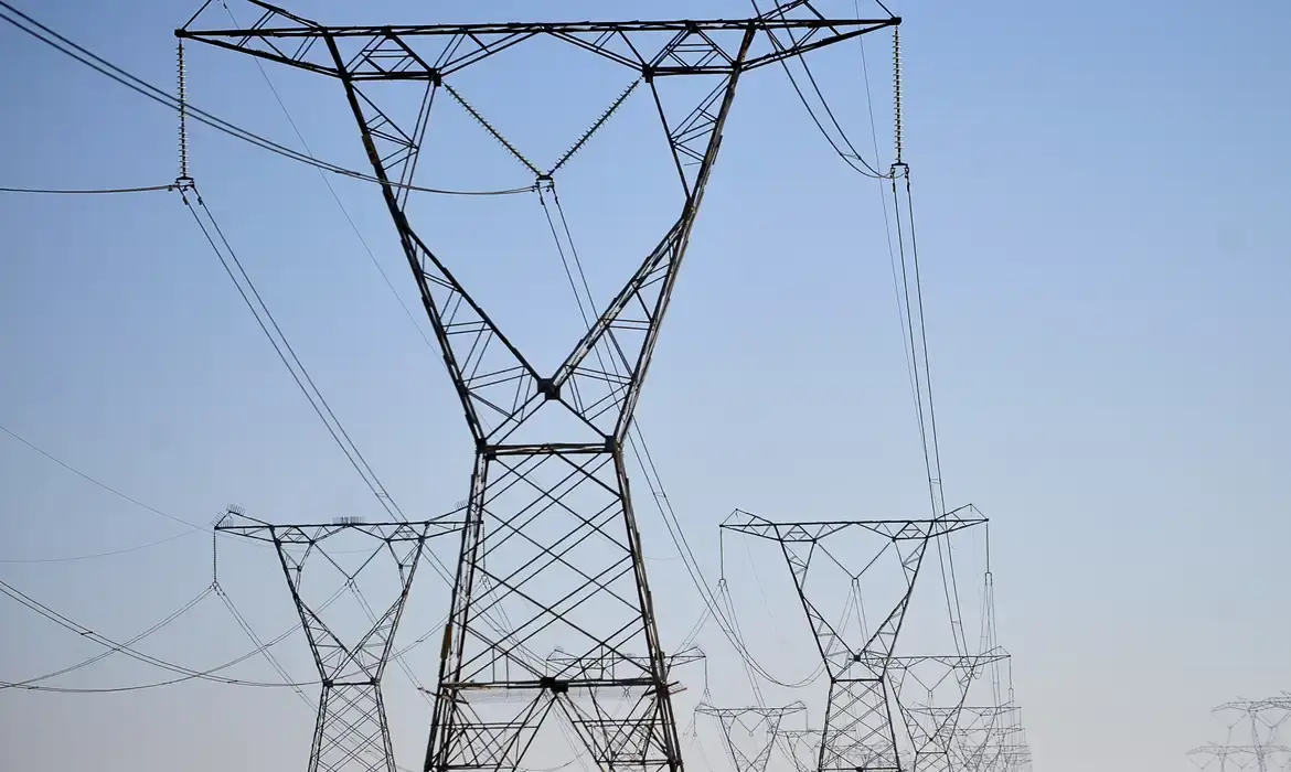 Torres de transmissão de energia elétrica, simbolizando a atuação da Aneel na regulamentação do setor