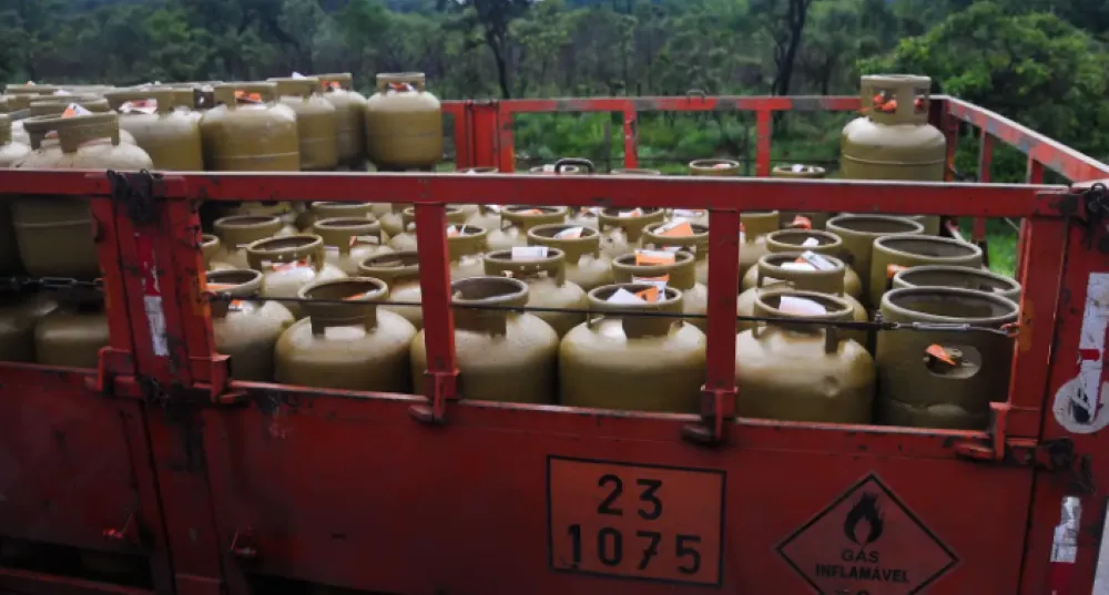 Botijão de gás transportado em caminhão, representando o auxílio gás para beneficiários em junho.
