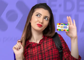 Estudante segurando o cartão do programa Pé-de-Meia, representando os milhões de beneficiados.