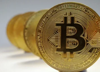 Imagem ilustrativa de uma criptomoeda Bitcoin, representando o conceito de dinheiro digital e transações criptográficas.