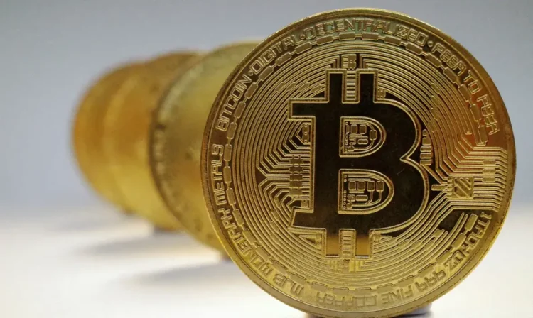 Imagem ilustrativa de uma criptomoeda Bitcoin, representando o conceito de dinheiro digital e transações criptográficas.