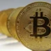 Imagem ilustrativa de uma criptomoeda Bitcoin, representando o conceito de dinheiro digital e transações criptográficas.