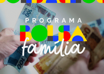 Pessoa segurando cédulas de dinheiro, com destaque para o programa Bolsa Família e o aviso sobre o prazo de atualização cadastral até 30 de junho.