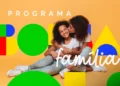 Mãe e filha sorrindo juntas com arte do Programa Bolsa Família ao fundo