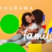 Mãe e filha sorrindo juntas com arte do Programa Bolsa Família ao fundo
