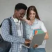 Estudantes com laptop e livros, em momento de interação