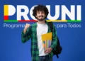 Estudante feliz com pastas e mochila representa novos benefícios do ProUni