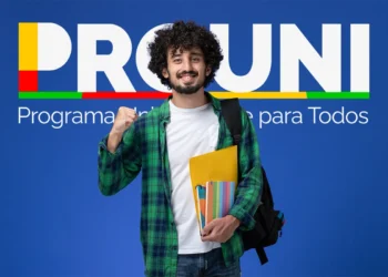 Estudante feliz com pastas e mochila representa novos benefícios do ProUni