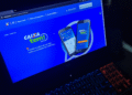 Tela do Caixa Tem mostrando o erro de conexão e uma mensagem solicitando para acessar o app. Saiba como resolver falhas no Caixa Tem.