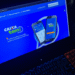 Tela do Caixa Tem mostrando o erro de conexão e uma mensagem solicitando para acessar o app. Saiba como resolver falhas no Caixa Tem.