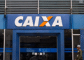 Logo da Caixa Econômica Federal em agência bancária, com clientes na frente, contexto de clientes relatando problemas com valores desaparecendo de suas contas.