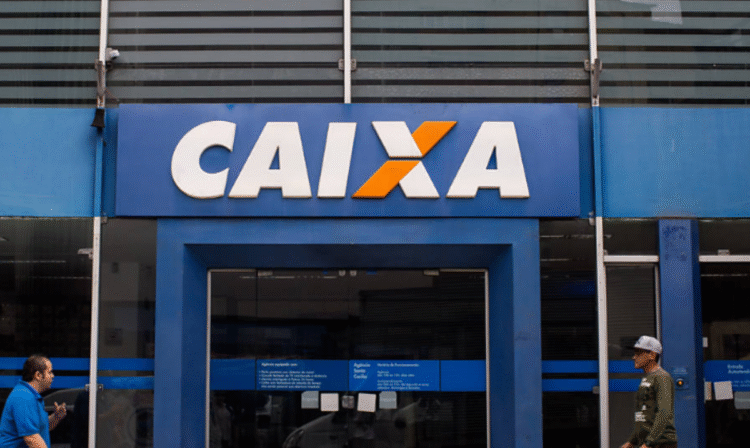 Logo da Caixa Econômica Federal em agência bancária, com clientes na frente, contexto de clientes relatando problemas com valores desaparecendo de suas contas.