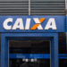 Logo da Caixa Econômica Federal em agência bancária, com clientes na frente, contexto de clientes relatando problemas com valores desaparecendo de suas contas.