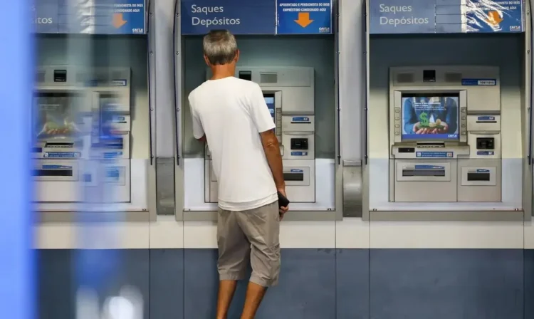 Pessoa utilizando um caixa eletrônico da Caixa Econômica Federal, simbolizando o processo de biometria para acesso à conta.