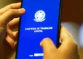 "Imagem da tela da Carteira de Trabalho Digital, representando a facilidade de acesso e mobilidade financeira, similar à portabilidade bancária."