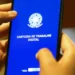 "Imagem da tela da Carteira de Trabalho Digital, representando a facilidade de acesso e mobilidade financeira, similar à portabilidade bancária."