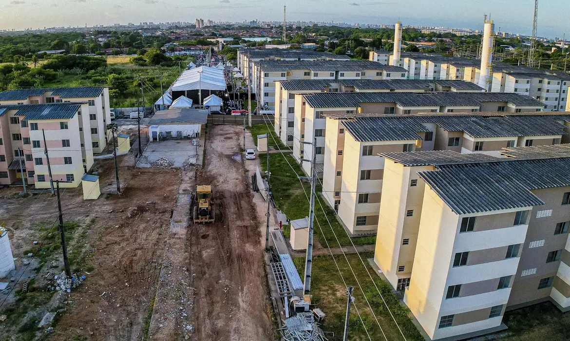 Vista aérea de conjunto habitacional em fase final de obras